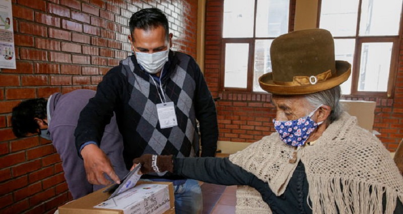Президентские выборы начались в Боливии - Фото