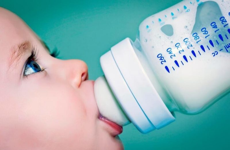 Ученые: детские бутылочки выделяют миллионы частиц микропластика - Фото