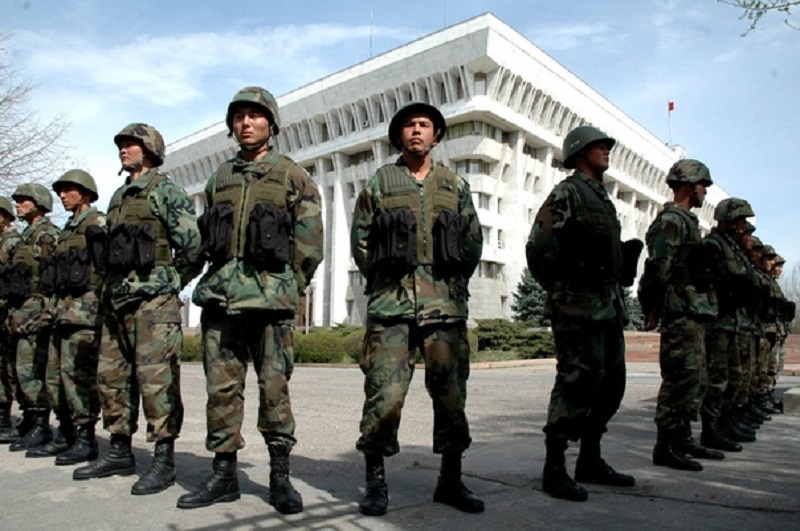 Власти Киргизии вернули под свой контроль здание парламента - Фото