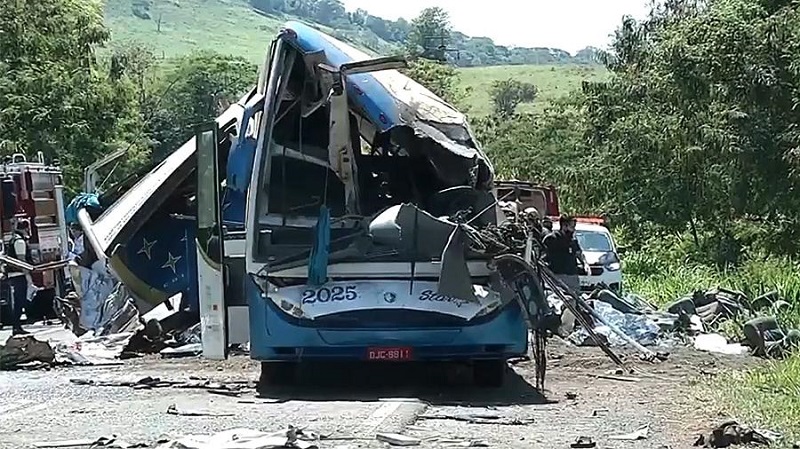 В Бразилии погиб 41 человек в результате аварии автобуса с грузовиком - Фото