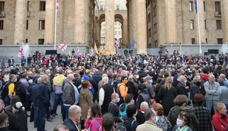 В Тбилиси у здания парламента началась массовая акция протеста - Фото