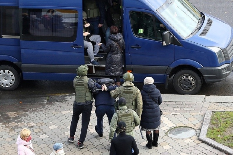 Более 1000 человек было задержано на акциях протеста в Беларуси 8 ноября - Фото