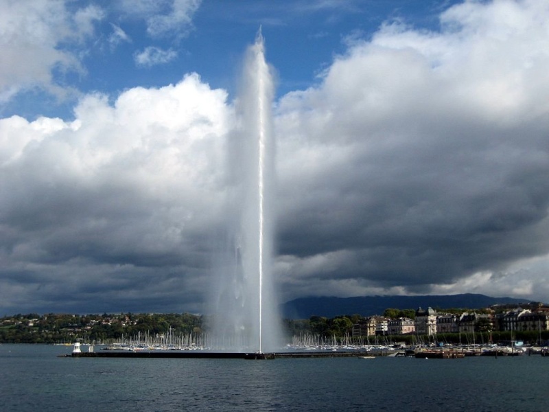 Женевский фонтан Jet d'Eau отключили из-за пандемии - Фото