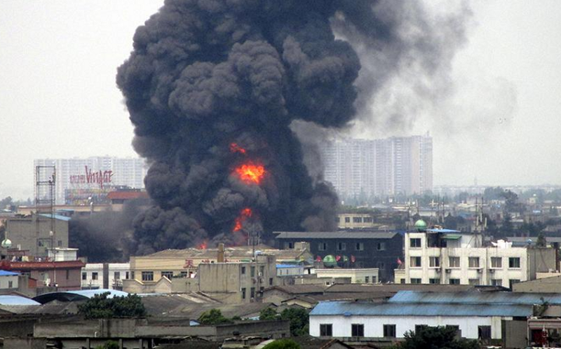 Семь человек погибли при взрыве на заводе в Китае - Фото