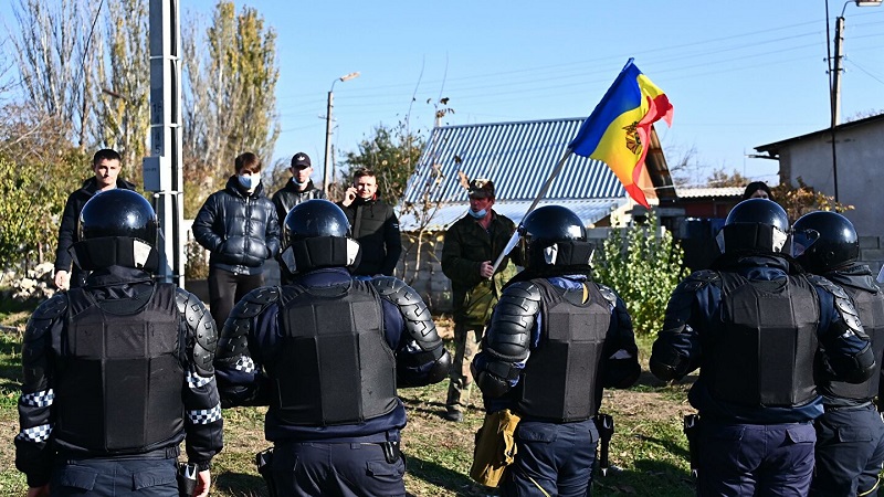 В молдавской Варнице произошли столкновения полиции с оппозицией - Фото