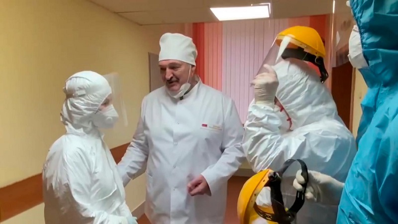 Лукашенко пообещал посетить ряд медучреждений, занятых в лечении больных коронавирусом - Фото