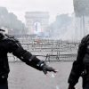 Полиция Парижа применила слезоточивый газ на акции протеста - Фото