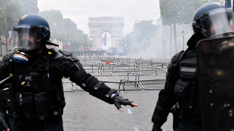 Полиция Парижа применила слезоточивый газ на акции протеста - Фото