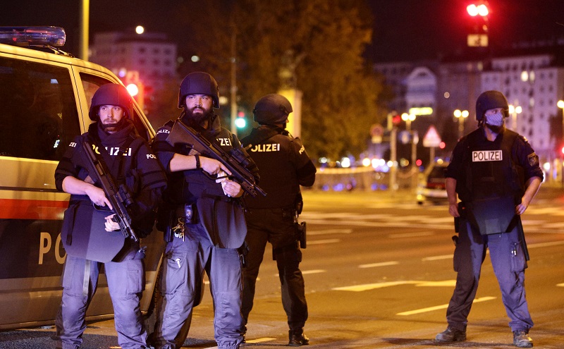 По всей Австрии усилены меры безопасности после теракта - Фото