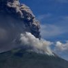 В Индонезии тысячи человек эвакуированы в связи с извержением вулкана - Фото