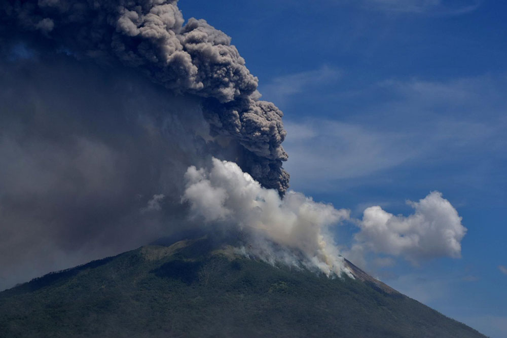 В Индонезии тысячи человек эвакуированы в связи с извержением вулкана - Фото