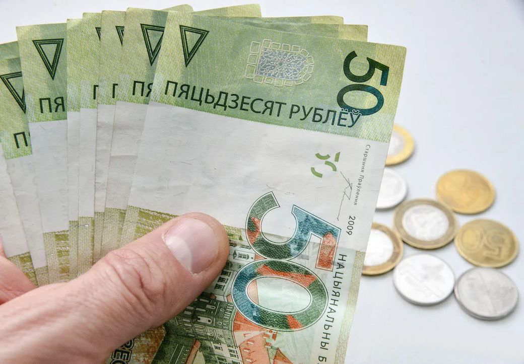 В Беларуси с 1 января бюджетникам поднимут зарплату на 5% - Фото