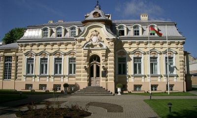 В Вильнюсе неизвестные забросали посольство Беларуси картошкой - Фото