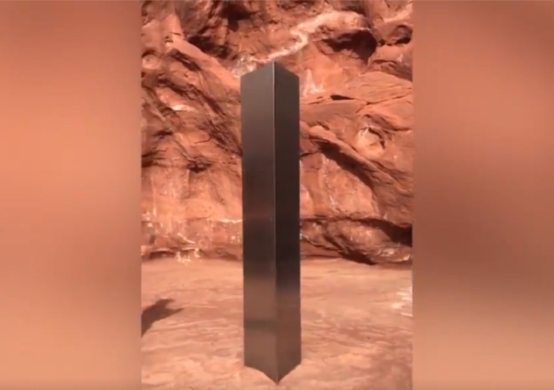 В США обнаружили металлический монолит высотой более трех метров - Фото