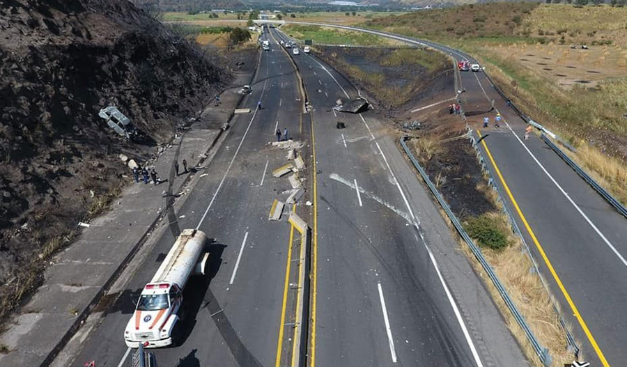 При взрыве автоцистерны на трассе в Мексике погибли 14 человек - Фото