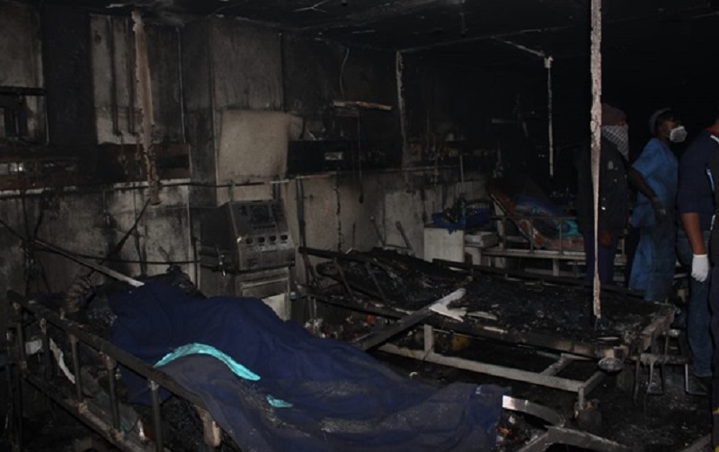 В Индии пять человек погибли при пожаре в клинике для больных COVID-19 - Фото