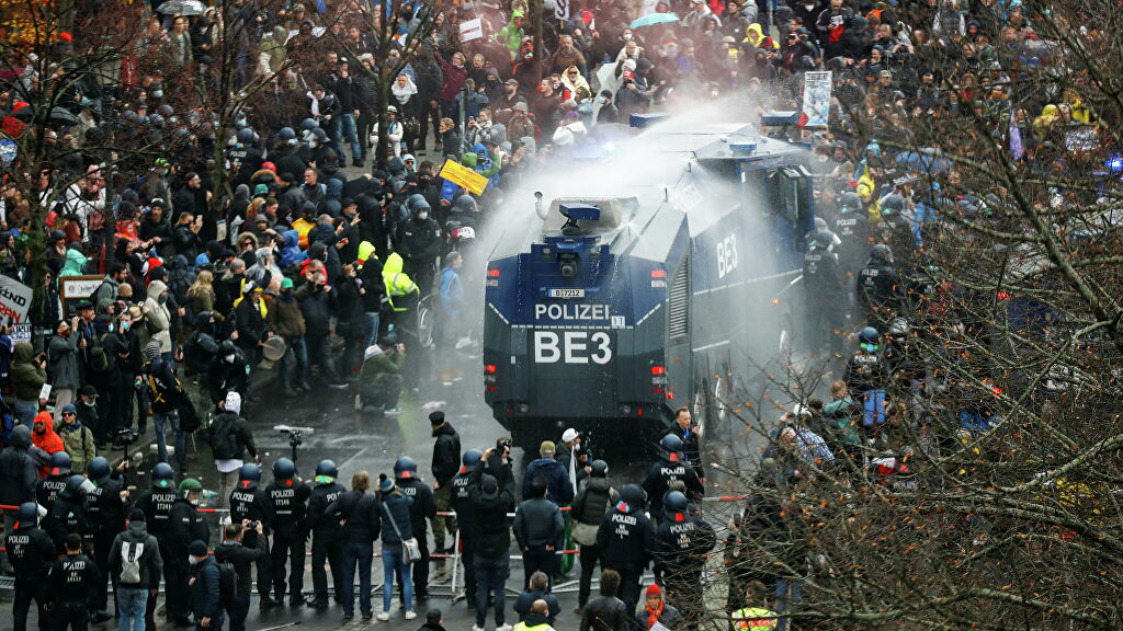 Полиция Берлина применила водометы и слезоточивый газ против протестующих - Фото