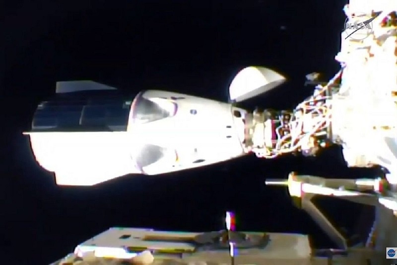 Корабль Crew Dragon с четырьмя астронавтами успешно пристыковался к МКС - Фото