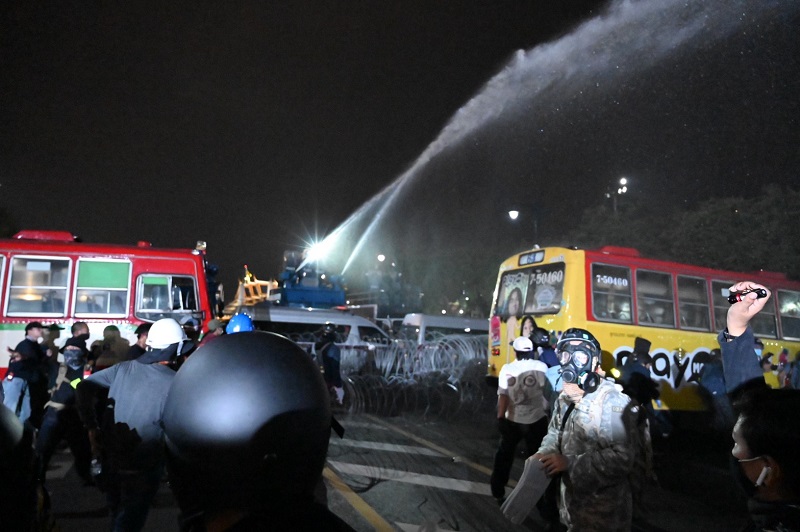 Полиция Бангкока применила водометы против протестующих - Фото