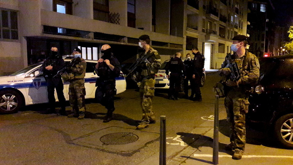 Во Франции задержали подозреваемого в нападении на священника в Лионе - Фото