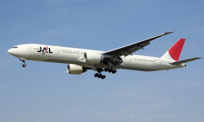 Самолет Japan Airlines совершил аварийную посадку в аэропорту города Наха на юге Японии - Фото