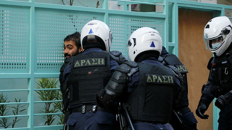 Более 370 человек задержаны на акции протеста в память об убитом подростке в Афинах - Фото