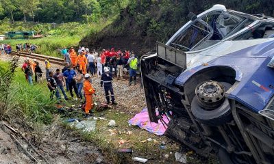 Число погибших в результате падения автобуса с моста в Бразилии возросло до 17 - Фото