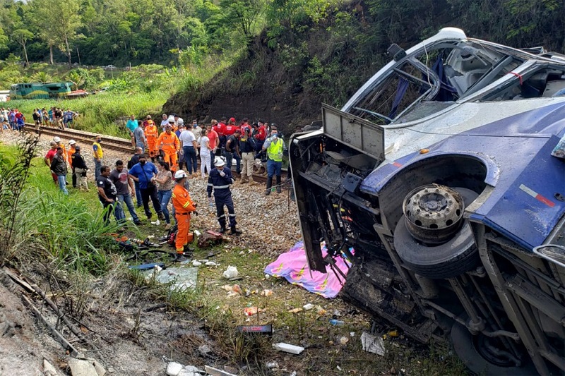 Число погибших в результате падения автобуса с моста в Бразилии возросло до 17 - Фото