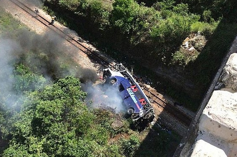 В Бразилии автобус с туристами рухнул с моста, 14 человек погибли - Фото
