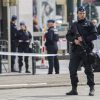 Во Франции мужчина с ножом напал на двух полицейских - Фото