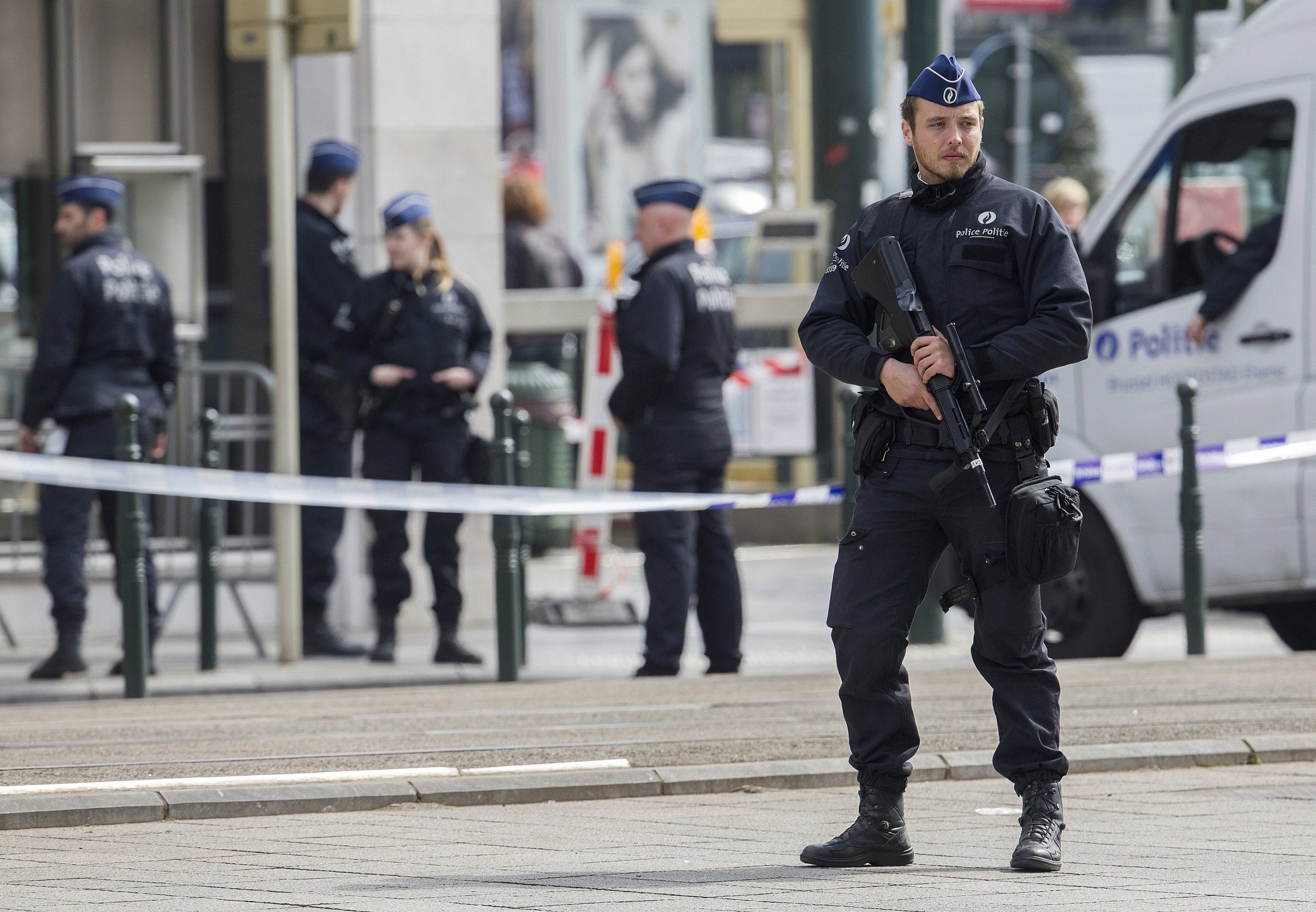 Во Франции мужчина с ножом напал на двух полицейских - Фото