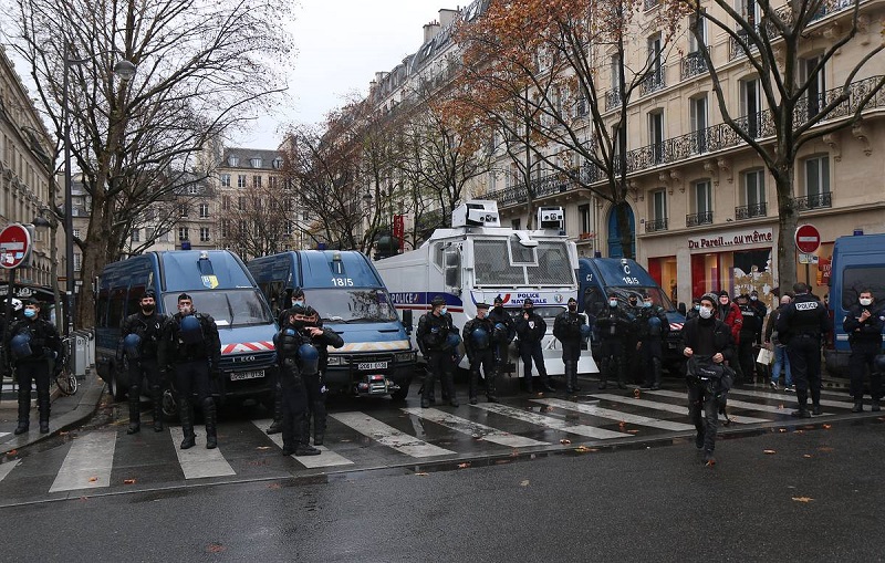 В Париже 12 декабря на акции протеста задержали 50 человек - Фото