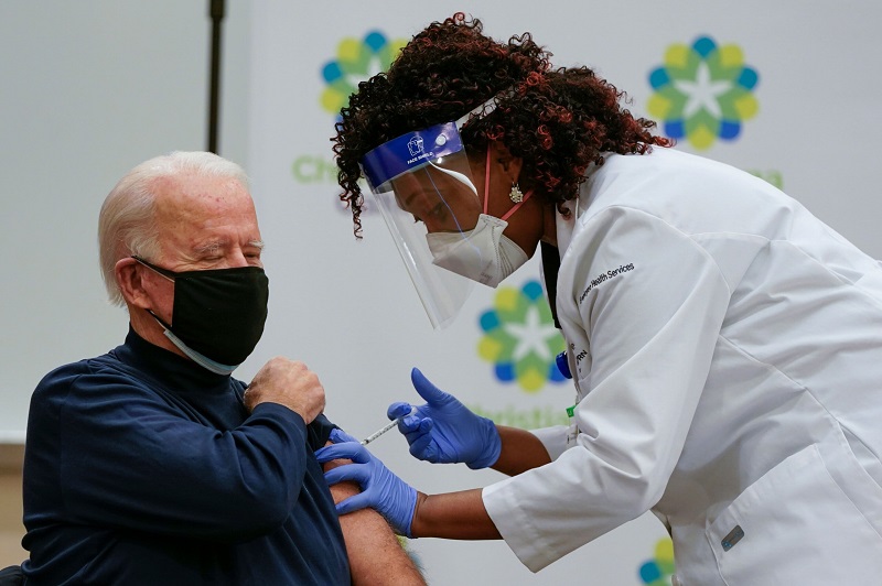 Джо Байден привился от коронавируса SARS-CoV-2 в прямом эфире - Фото