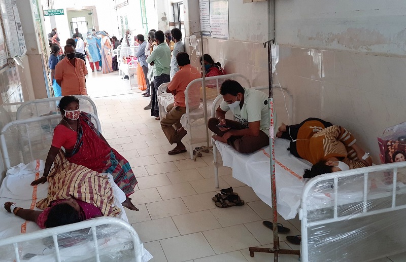 В Индии число людей пострадавших от неизвестной болезни превысило 800 человек - Фото
