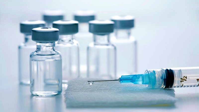 В США работник медцентра намеренно испортил более 500 доз вакцины от COVID-19 - Фото