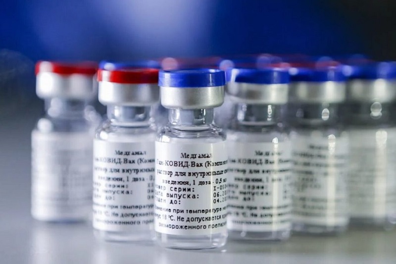 Россиян предупредили, что вакцина "Спутник V" несовместима со спиртным - Фото