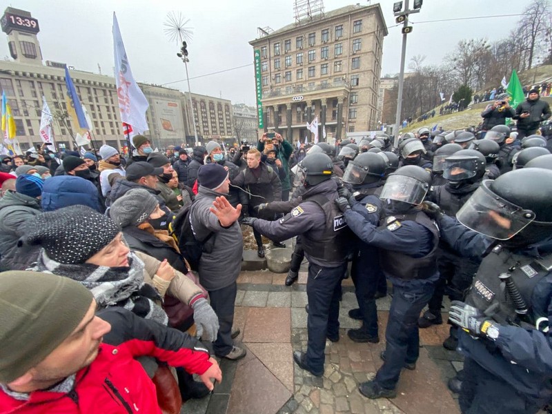 В Киеве 40 полицейских пострадали на акции против изоляции - Фото
