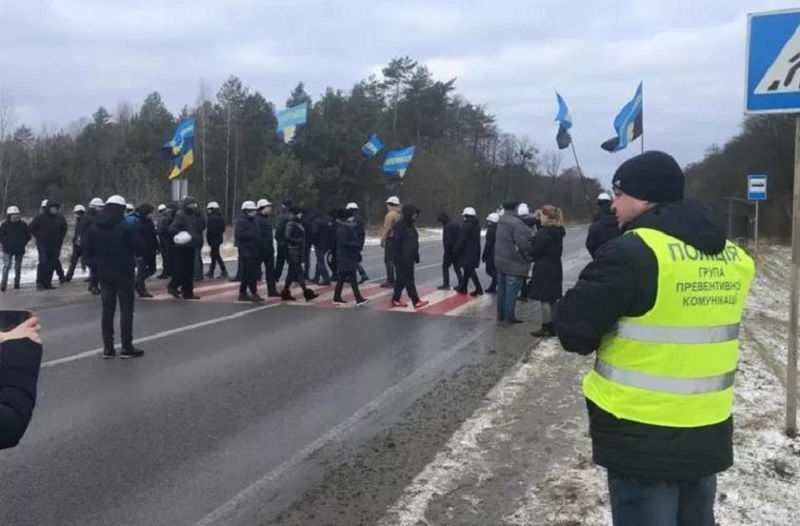 На Украине шахтеры блокируют дороги второй день подряд из-за долгов по зарплате - Фото