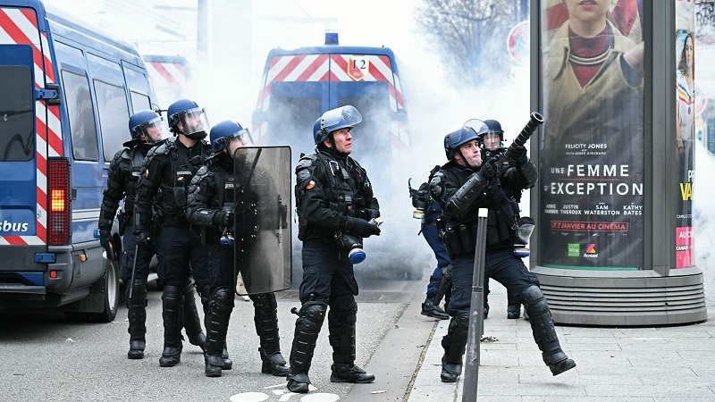 В Париже полиция применила слезоточивый газ на акции протеста - Фото