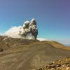 Вулкан Эбеко на Курилах выбросил столб пепла на 2 километра - Фото