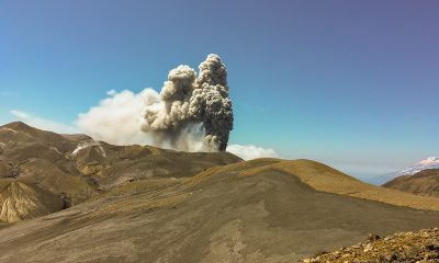 Вулкан Эбеко на Курилах выбросил столб пепла на 2 километра - Фото