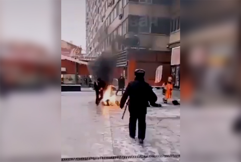В Москве на Тверской улице мужчина пытался совершить самосожжение - Фото
