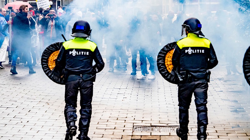 В ходе беспорядков в Роттердаме 10 полицейских получили ранения - Фото
