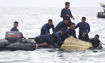 Упавший в Индонезии 9 января самолет развалился на части при ударе о воду - Фото