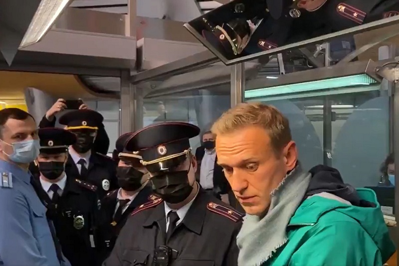 Алексей Навальный был задержан в аэропорту по возвращении в Россию - Фото