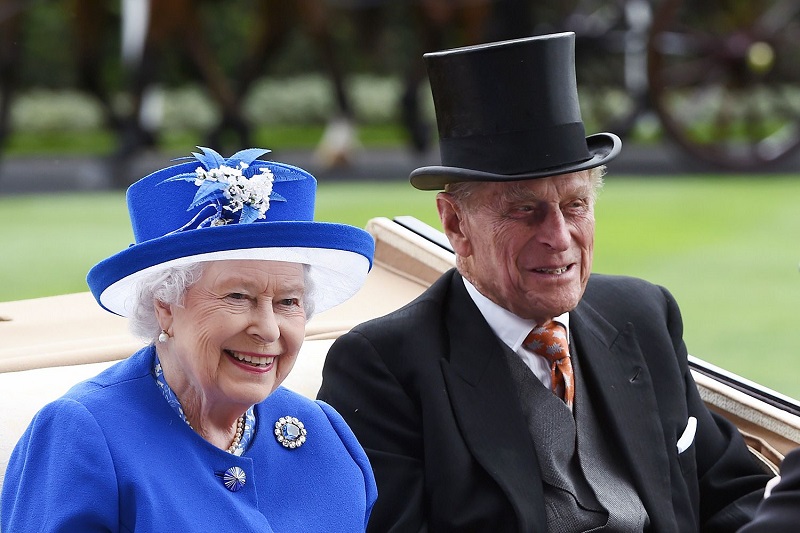 Королева Елизавета II и принц Филипп получили прививки от коронавируса COVID-19 - Фото