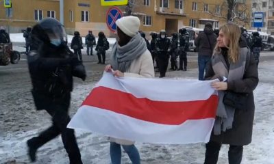 В Москве задержали двух девушек с флагом белорусской оппозиции - Фото