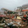 Число погибших в результате землетрясения и наводнений в Индонезии достигло 96 - Фото