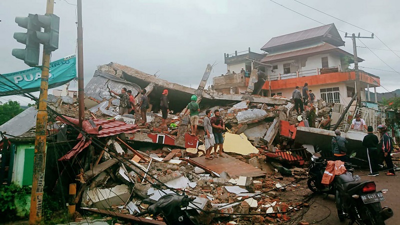 Число погибших в результате землетрясения и наводнений в Индонезии достигло 96 - Фото