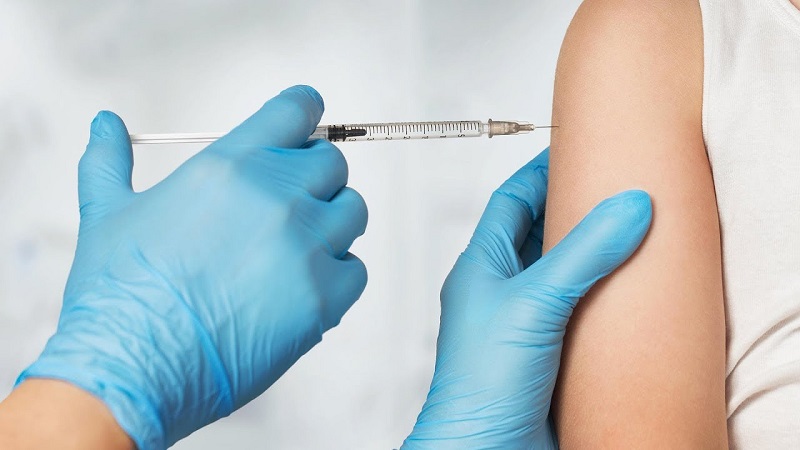 Эксперт рассказал о порядке вакцинирования онкопациентов от SARS-CoV-2 - Фото